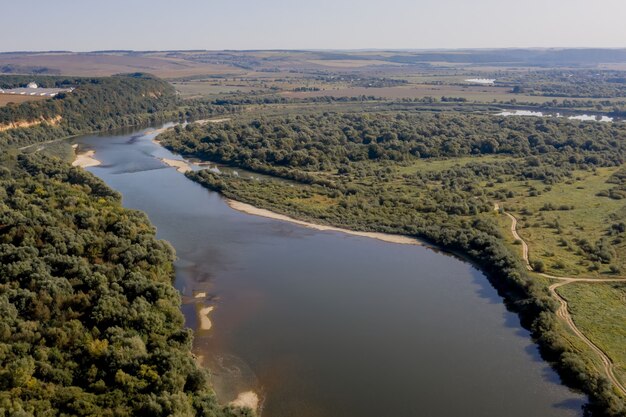 Foto impresionante vista superior del sinuoso río dniéster. paisaje de verano del río dniéster. descubra la belleza de la tierra.