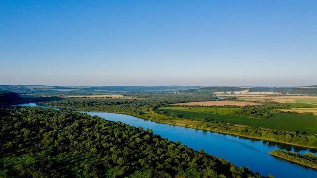 Impresionante vista superior del sinuoso río Dniéster. Paisaje de verano del río Dniéster. Fondo de pantalla de fotos pintorescas. Descubre la belleza de la tierra