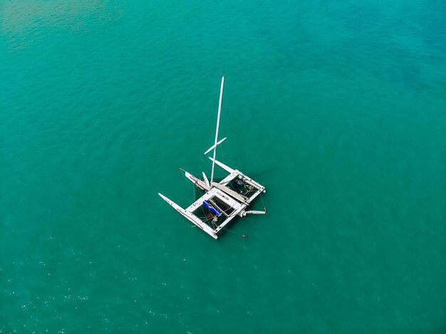 Impresionante vista superior a vista de pájaro de un enorme catamarán de diseño moderno e inusual