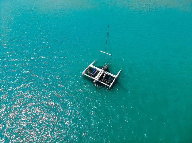 Impresionante vista superior a vista de pájaro de un enorme catamarán de diseño moderno e inusual