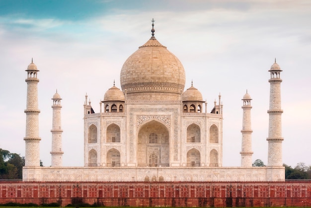 Foto impresionante vista del taj mahal en la noche en agra, fabuloso taj mahal