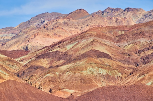 Impresionantes capas de colores en la montaña del Valle de la Muerte