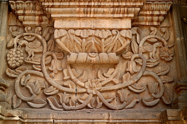 Impresionantes detalles de flores y pájaros Relieve de la Basílica Catedral de Puno, Perú