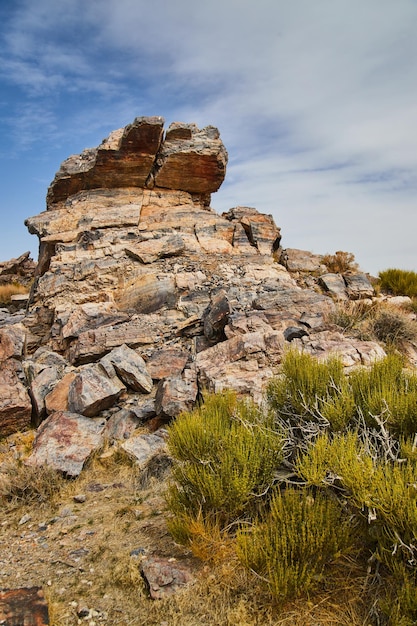 Impresionantes formaciones rocosas de gran tamaño en un paisaje desértico