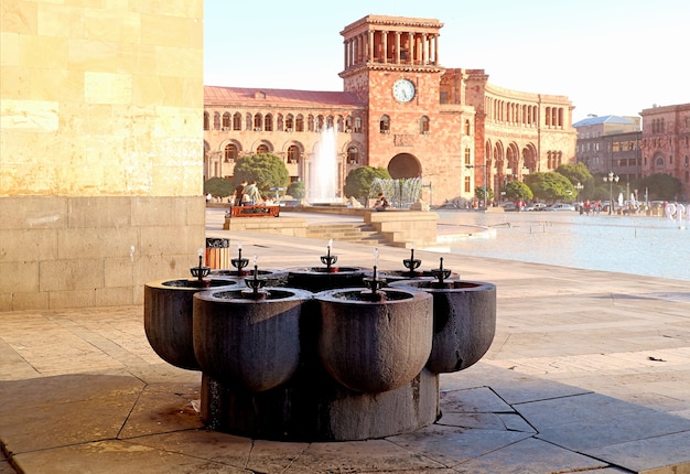 Impresionantes fuentes de agua potable llamadas Pulpulak con la Casa de Gobierno en el telón de fondo, la Plaza de la República de Ereván, Armenia