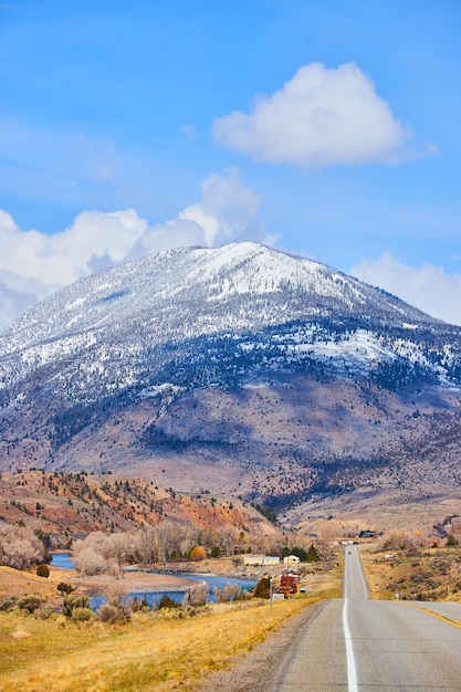 Impresionantes montañas nevadas desde la carretera que conduce hacia ellas en primavera