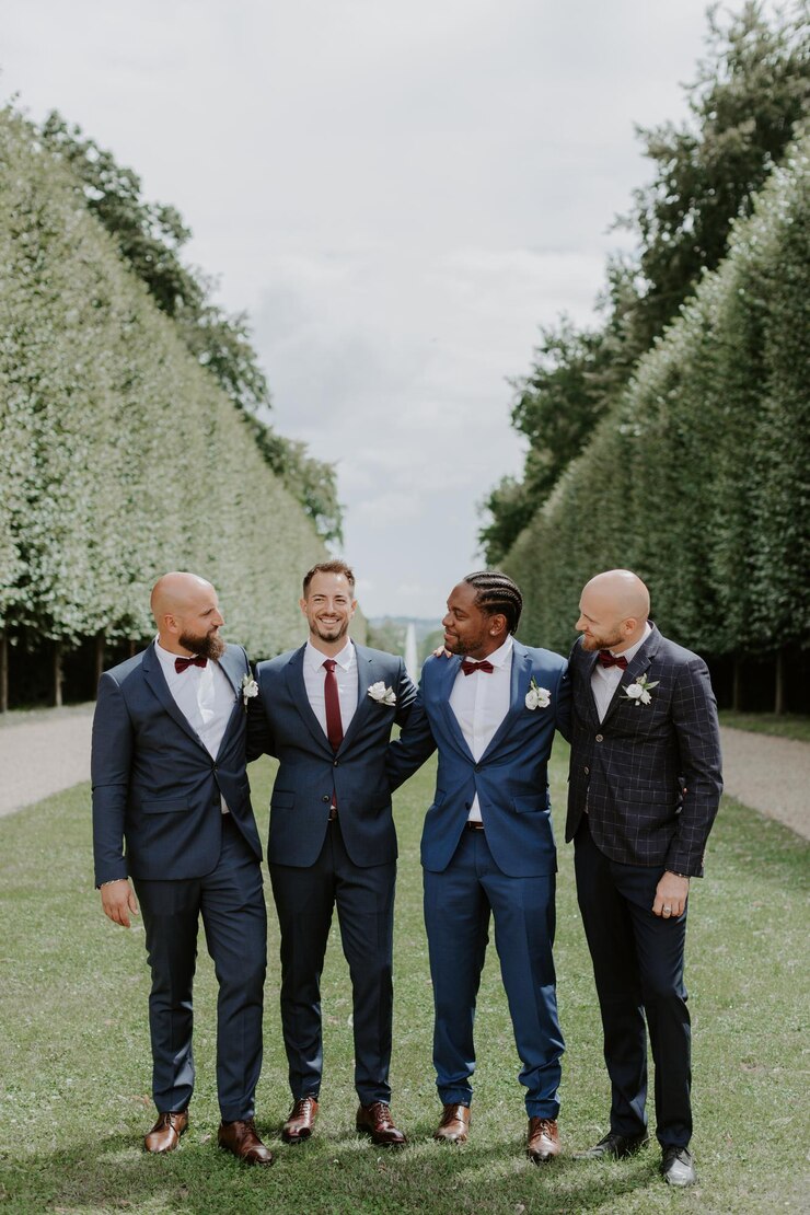 Impresionantes novios y padrinos de boda volviéndose locos en el bosque y realizando trucos el día de la boda.