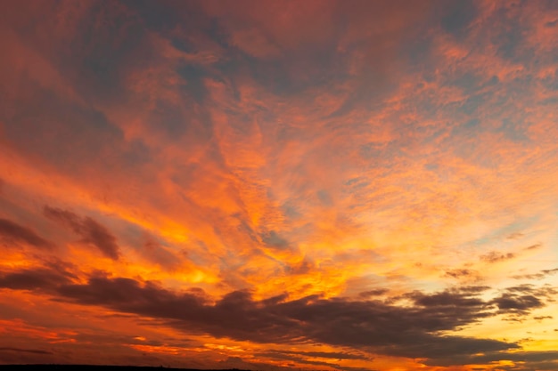 Impresionantes nubes de colores en el cielo Impresionante vista sobre el espectacular cielo del atardecer