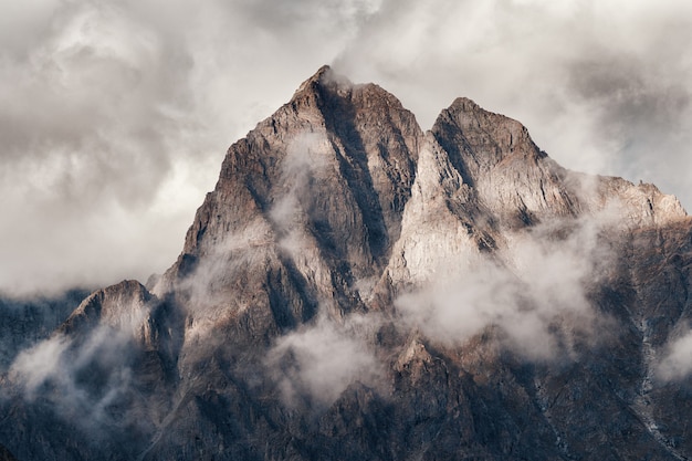 Impresionantes picos de las montañas de cerca