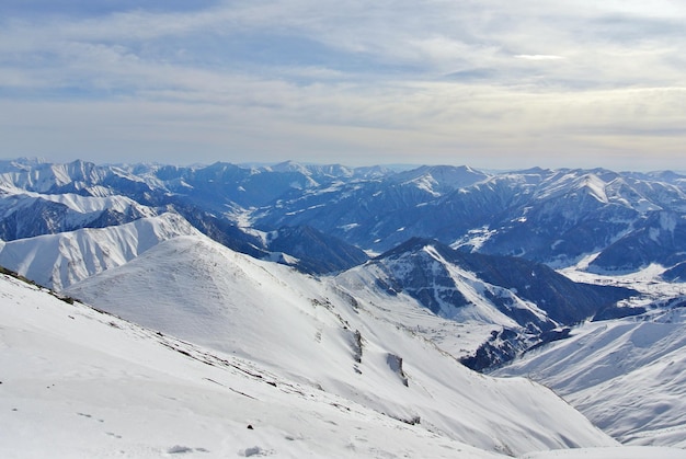 Foto impresionantes picos montañosos con cumbres nevadas en georgia europa