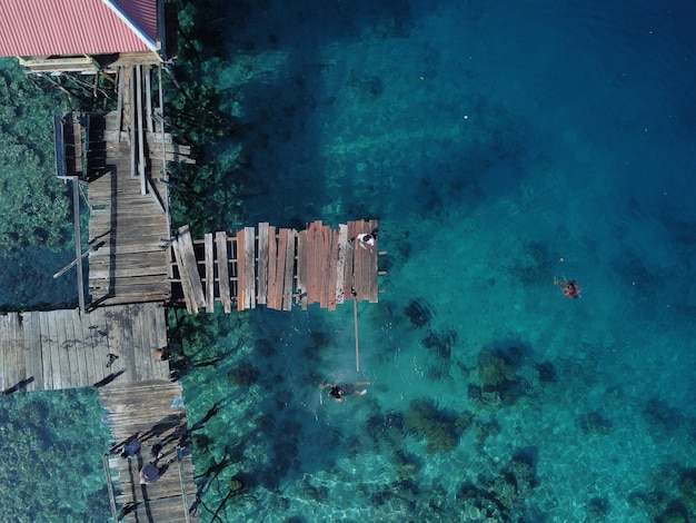 Foto impresionantes vistas aéreas del paisaje urbano costero y los vehículos de pantai moki maluku