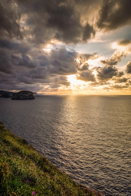 Impresionantes vistas desde el faro de machichaco hacia gaztelugatxe.