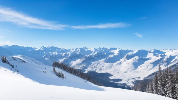 Impresionantes vistas de hermosas montañas cubiertas de nieve durante el día