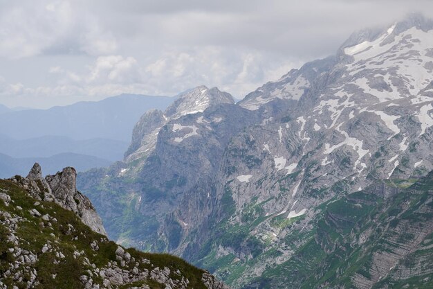 Impresionantes vistas de las laderas de las montañas cubiertas de nieve