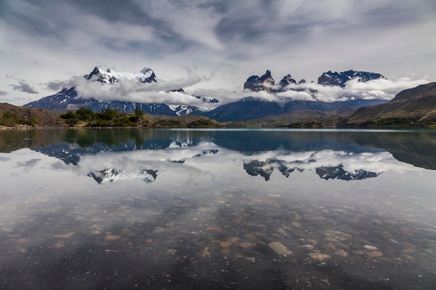 Impresionantes vistas de las montañas y el lago Parque Nacional Torres del Paine Chile