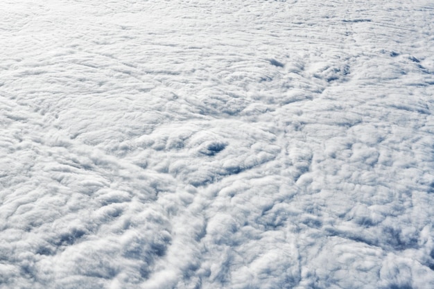 Impresionantes vistas de las nubes desde la ventana del avión gruesas nubes blancas azules parecen espuma blanda