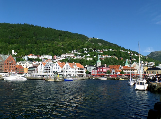 Impresionantes vistas del puerto de Bergen y del casco antiguo en el día soleado, Bergen, Noruega