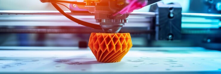 Foto impresora 3d creando un objeto geométrico naranja complejo