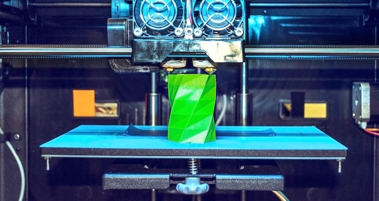 Foto la impresora 3d funciona y crea un objeto a partir del plástico fundido caliente