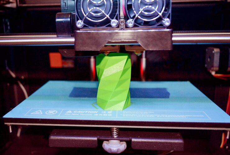 Foto la impresora 3d funciona y crea un objeto a partir del primer plano de plástico fundido en caliente. la impresora 3d tridimensional automática realiza el modelado de colores plásticos verdes en laboratorio.