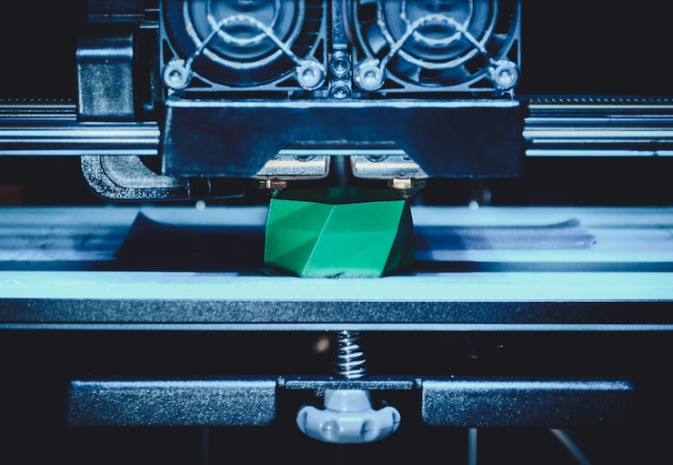 Foto la impresora 3d funciona y crea un objeto a partir del primer plano de plástico fundido en caliente. la impresora 3d tridimensional automática realiza el modelado de colores plásticos verdes en laboratorio.