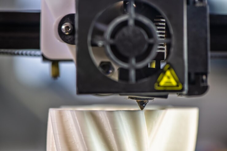 Foto la impresora 3d imprime el modelo en plástico blanco. tecnología moderna.