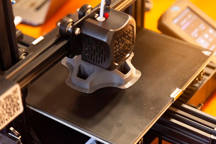 Foto la impresora 3d imprime una pieza prototipo. enfoque selectivo.