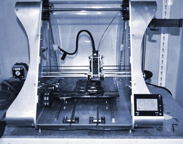 Foto impresora 3d moderna figura de impresión primer plano impresora 3d tridimensional automática realiza modelado de plástico en laboratorio color gris azul