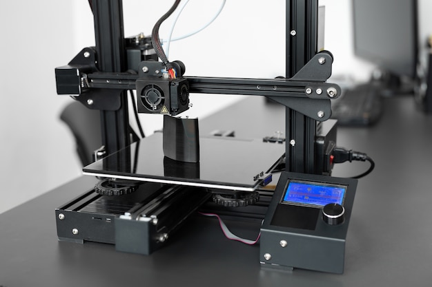 Impresora 3D de plástico tridimensional electrónica durante el trabajo en laboratorio