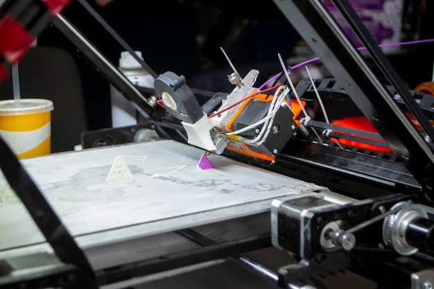 Impresora 3D Proceso de impresión de impresora 3D de primer plano Impresora 4D que crea objetos a partir de plástico fundido 3D