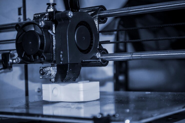 Foto impresora 3d que imprime formas negras primer plano impresora 3d tridimensional automática