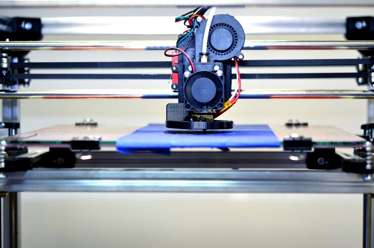 Foto impresora 3d que imprime un modelo en forma de primer plano de una calavera negra. la cuarta revolución industrial. tridimensional automático realiza modelado de plástico. tecnología aditiva moderna progresiva