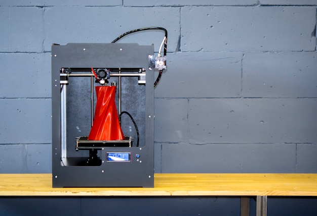 Impresora 3D trabajando de cerca. Impresora 3d tridimensional automática