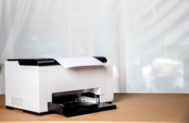 Foto impresora, copiadora, escáner en la oficina, máquina fotocopiadora en el lugar de trabajo para escanear documentos, imprimir una hoja de papel y fotocopias xerox