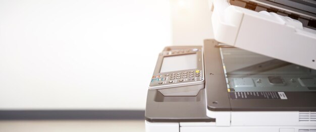 Impresora fotocopiadora Cierre el lugar de trabajo del equipo de oficina de la fotocopiadora o fotocopiadora para escanear o escanear documentos e imprimir o copiar duplicados de papel y Xerox