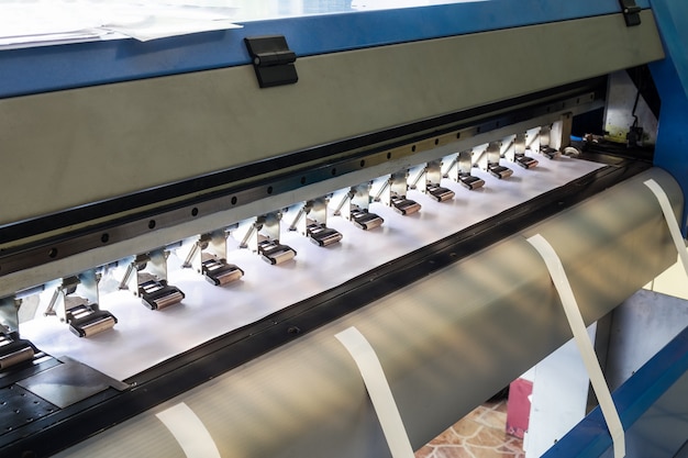 Impresora grande de inyección de tinta y papel de vinilo