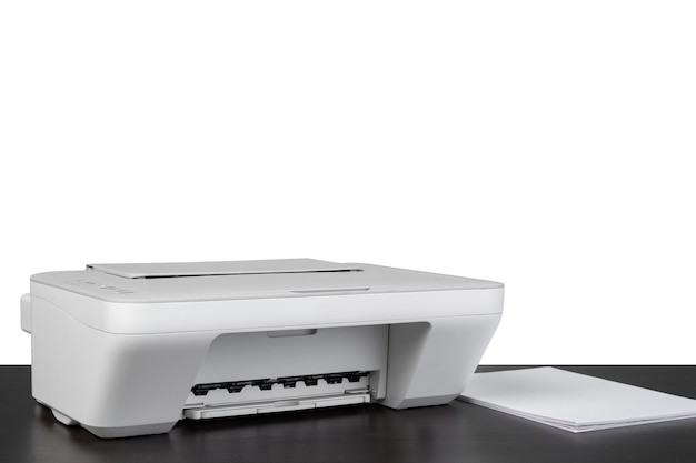 Foto impresora láser para el hogar en la mesa contra el fondo blanco