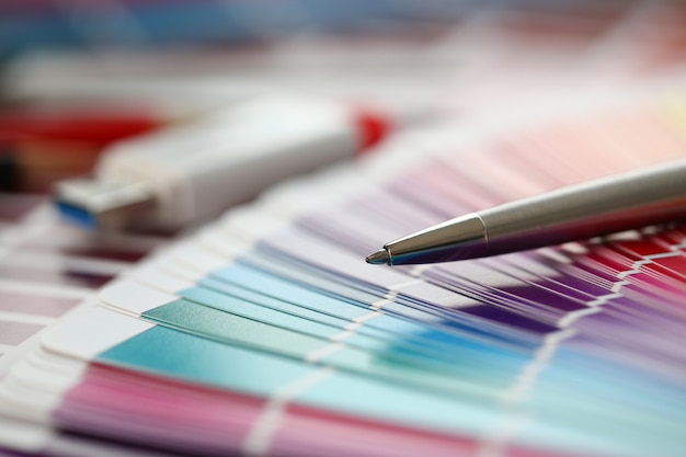 Impressão colorida das estatísticas pantone offset