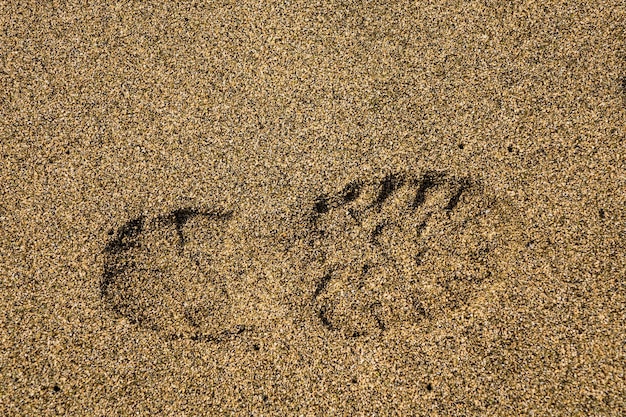 Impressão de sapato direito único na areia