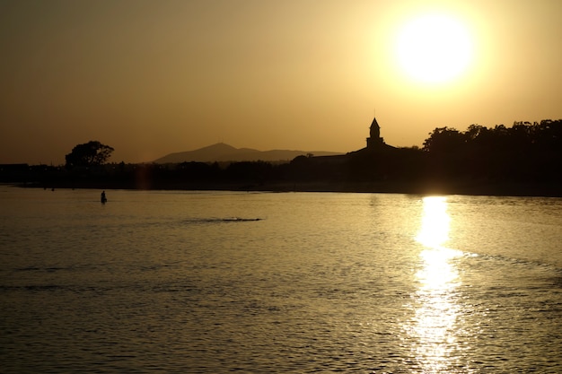 Impressão de verão enquanto ontem à noite, com a silhueta de uma igreja