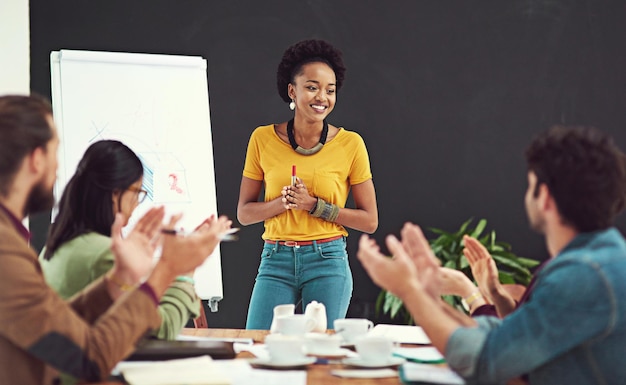 Impressionando e inspirando sua equipe Foto recortada de pessoas aplaudindo juntas em um escritório