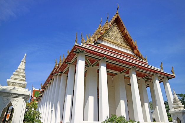 Impressionante fachada do Salão Comum do Templo Wat Ratchanatdaram Bangkok Tailândia