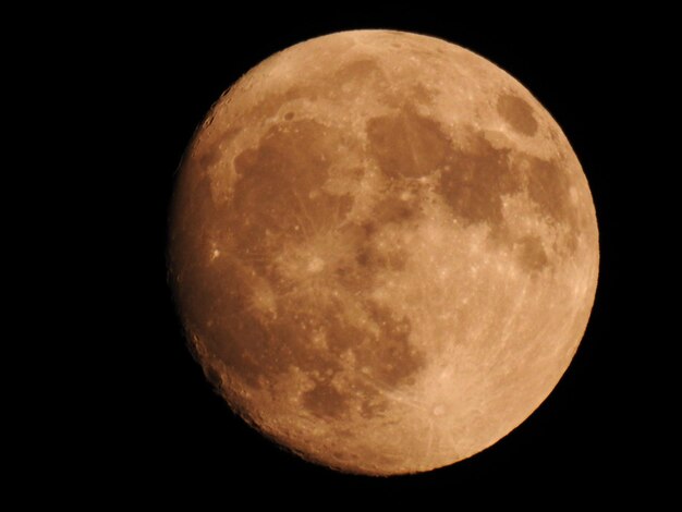 Impressionante luna llena sobre cielo negro