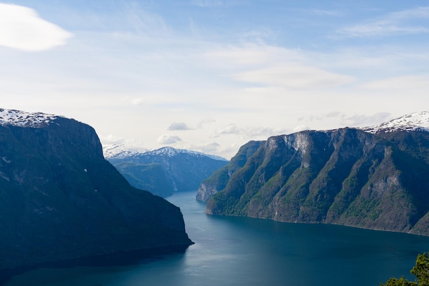 Impressionante Naeroyfjord cercado por altas montanhas na Noruega