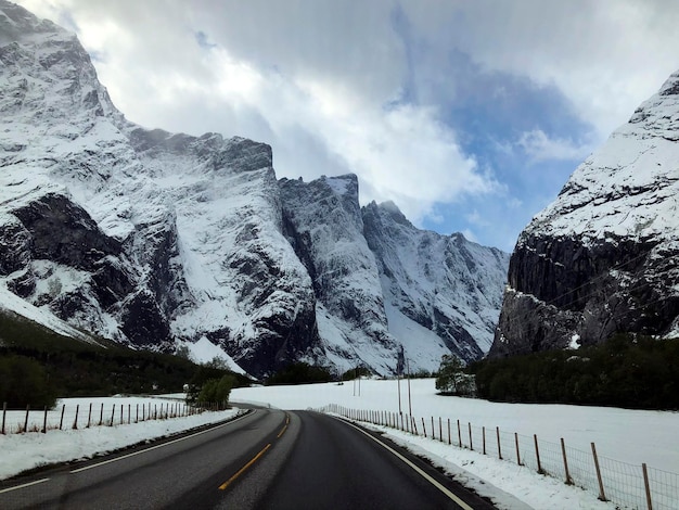 Impressionante paisagem montanhosa de inverno com a cordilheira escandinava. Roteiro no norte da Noruega