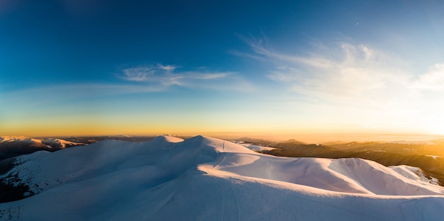 Impressionante panorama da montanha de inverno da estância de esqui em um dia gelado de inverno ensolarado. O conceito de beleza de natureza intocada e ar limpo e ecológico. Copyspace