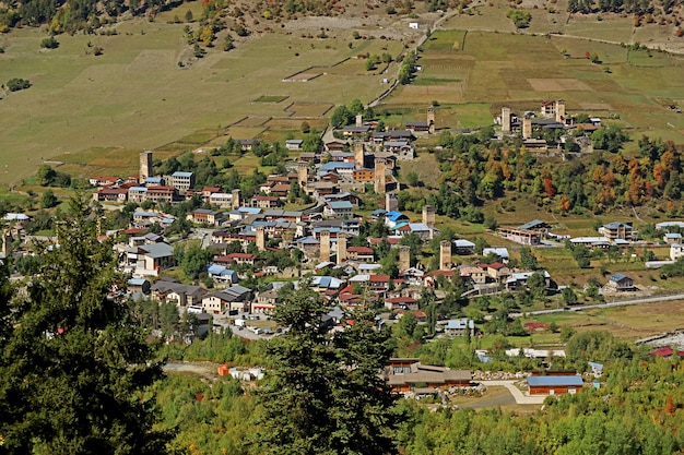 Impressionante vista aérea panorâmica da cidade de Mestia com as históricas casas da Torre Svan, região de Svaneti da Geórgia