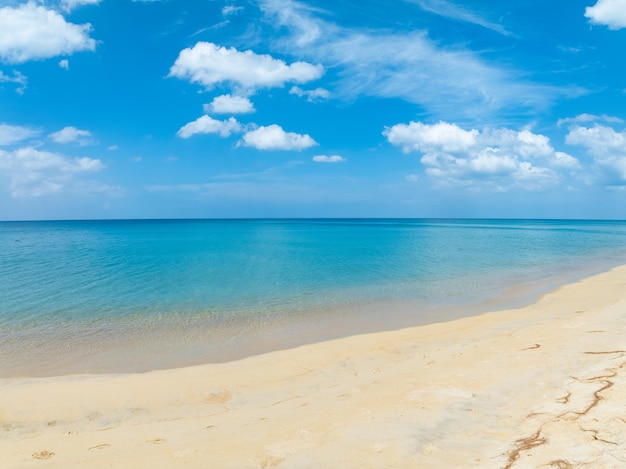 Foto impressionante vista superior do mar paisagem de praia fundo ondas do mar de verão batendo na costa arenosa paisagem marinha fundo lente de ângulo largo fundo natureza do oceano