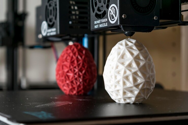 Foto impressora 3d de extrusora dupla que terminou de imprimir dois modelos de ovo bicolor tecnologia idex
