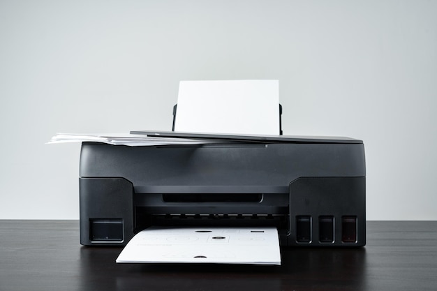 Impressora com papel em fundo cinzento de perto